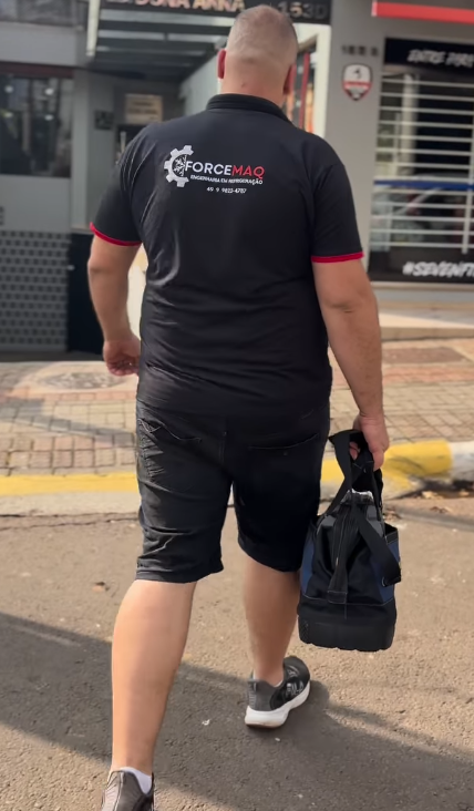 Foto com um homem segurando uma gelareira